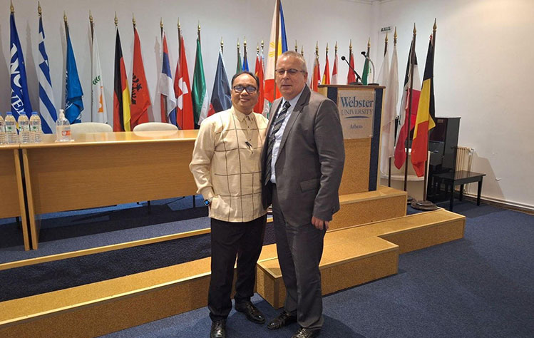 Ambassador Giovanni E. Palec (left) with Rector Vasilis Botopoulos (right) inside the Cultural Center of Webster Athens on the day of the lecture.